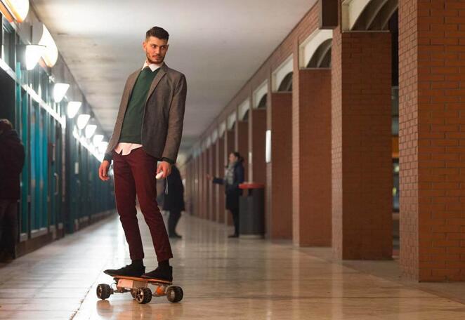 Entonces, para todo el mercado de los scooters eléctricos, viene la nueva moda de auto-equilibrio scooter de gemelas ruedas. 