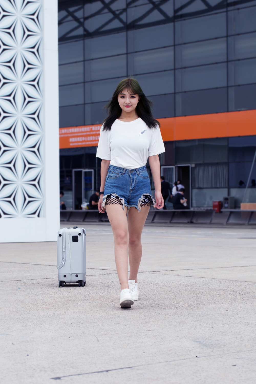 Airwheel SR5 following Luggage